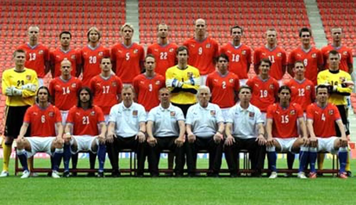 Czech national football players pose for a team picture at the Slavia Prague stadium on May 26 2008, in Prague ahead of the UEFA Euro 2008 European Football Championships co-hosted by Austria and Switzerland. AFP PHOTO/ MICHAL CIZEK