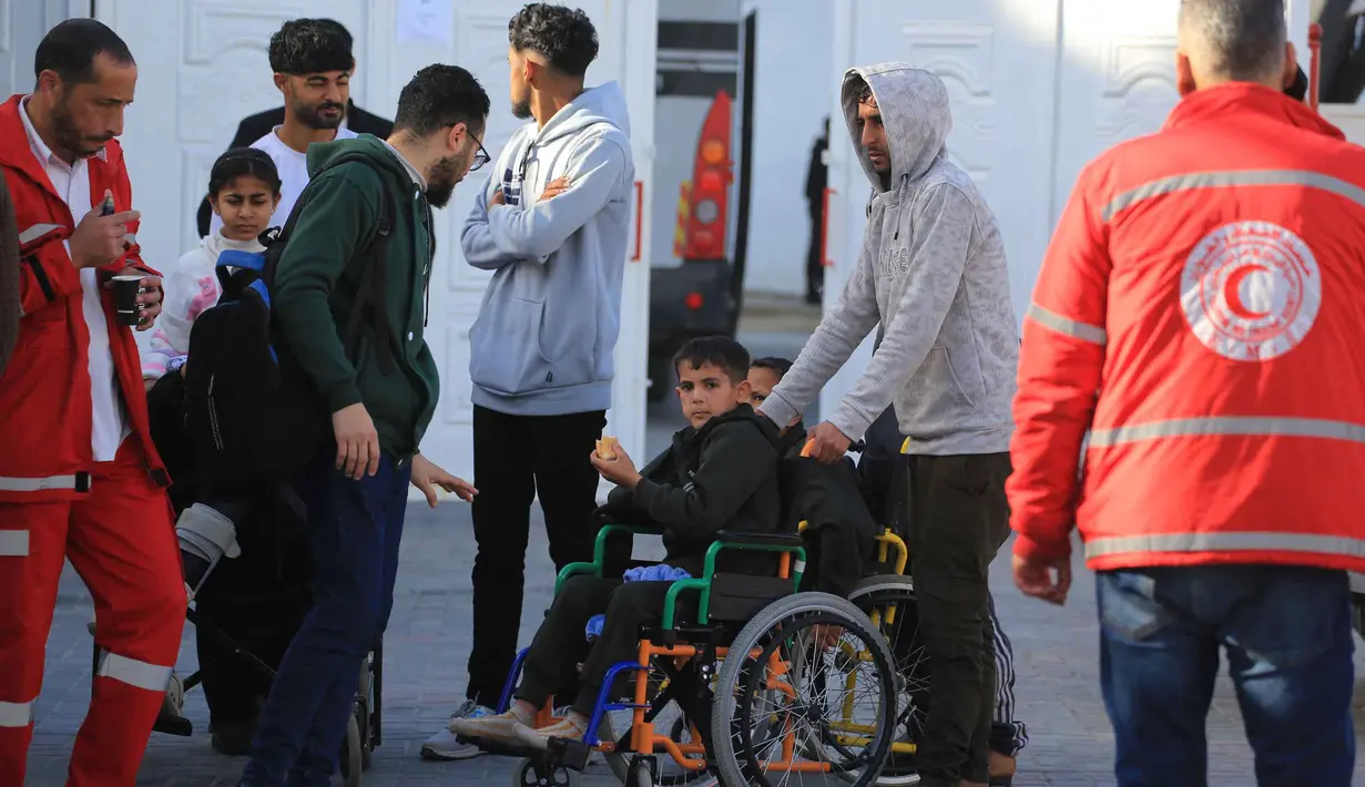 Untuk diketahui, perlintasan Rafah ditutup sejak Mei 2024 saat dikuasai Israel. Tampak dalam foto, pasien Palestina dan korban luka perang, didampingi kerabat, bersiap meninggalkan Jalur Gaza untuk perawatan di luar negeri melalui perlintasan Rafah antara Gaza dan Mesir, di Khan Yunis, di Jalur Gaza selatan pada Selasa 3 Februari 2026. (Bashar Taleb/AFP)