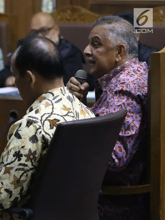 Dirut PT PLN Persero Sofyan Basir (kanan) bersama Direktur Pengadaan Strategis 2 PT PLN Supangkat Iwan Santoso saat menjadi saksi sidang dugaan suap pembangunan PLTU Riau-1 di Pengadilan Tipikor, Jakarta, Selasa (12/2). (Liputan6.com/Helmi Fithriansyah)
