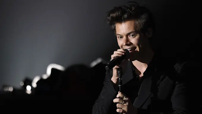 [Bintang] Harry Styles Bawakan Lagu Baru di Tur Dunia