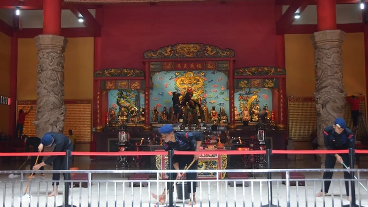 Personel Brimob Polda Riau membersihkan vihara di Pekanbaru menyambut perayaan tahun baru Imlek.