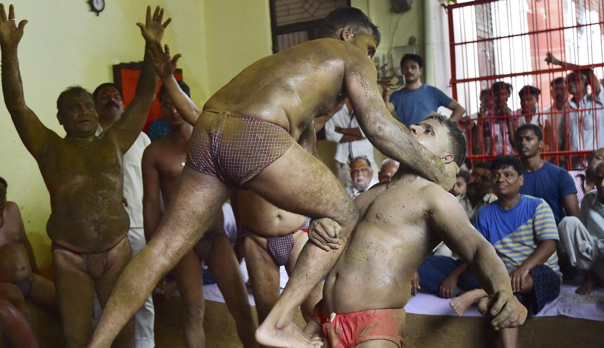 Setiap tahun para pegulat mengadakan pertarungan dan tentunya sekaligus memanjatkan doa untuk menandai festival Nag Panchami. (AFP/Sanjay kanojia)