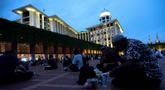 Umat muslim menikmati waktu berbuka puasa pada hari pertama Ramadan 1447 Hijriah di Masjid Istiqlal, Jakarta, Selasa (19/2/2026). (Kapanlagi.com/Budy Santoso)