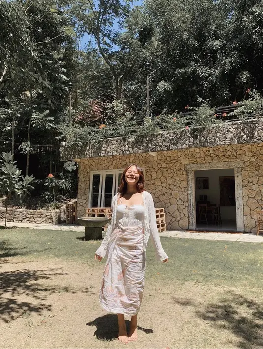 Saat #berkain kamu dapat tampil feminim dengan tanktop dan outer polos sebagai atasannya. Selain itu kamu juga dapat memilih warna kain yang cenderung lembut atau pastel, lho. (instagram/cakecaine)