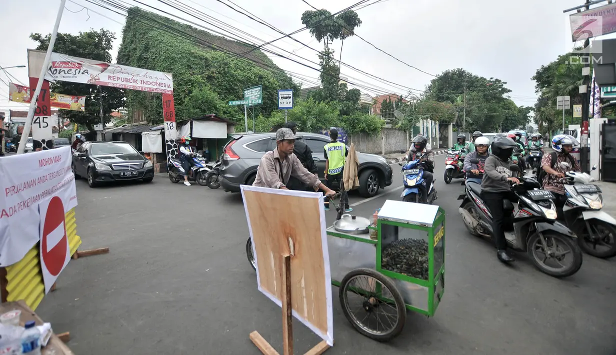 Petugas mengatur arus kendaraan saat penutupan Jalan Otista III, Jakarta, Selasa (4/12). Dinas Perhubungan DKI Jakarta menutup sementara Jalan Otista III hingga Februari 2019. (Merdeka.com/Iqbal Nugroho)