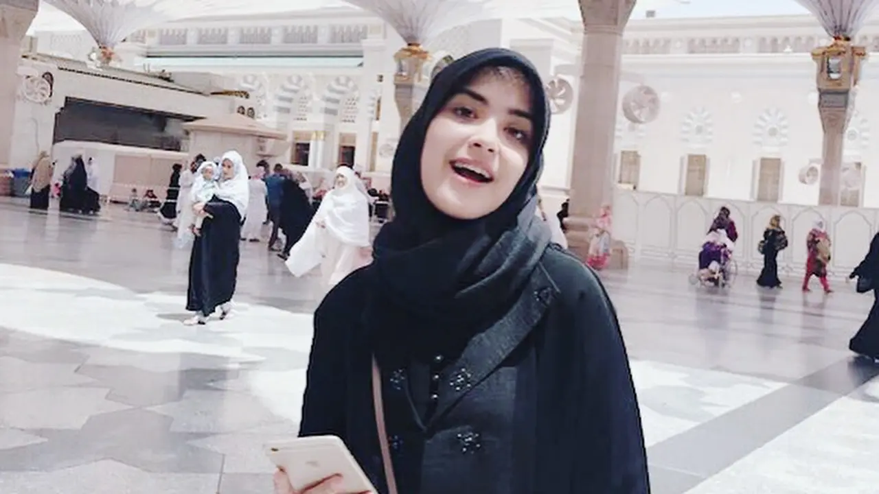 [Bintang] 8 Potret Cantik Vebby Palwinta Saat Berhijab