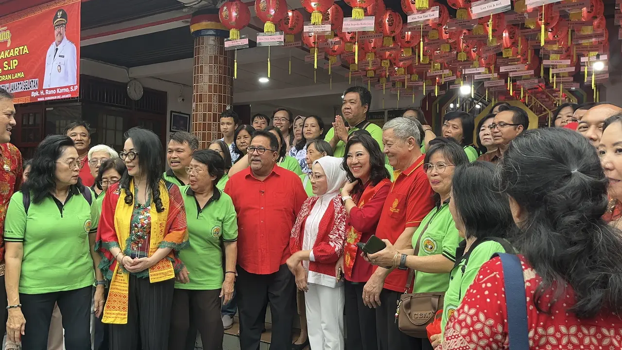 Wakil Gubernur (Wagub) DKI Jakarta Rano Karno melakukan monitoring perayaan Tahun Baru Imlek 2577 Kongzili di Klenteng Bio Hok Tek Tjeng Sin, Jalan Toapekong, Kebayoran Lama, Jakarta Selatan. (Liputan6/Winda Nelfira)