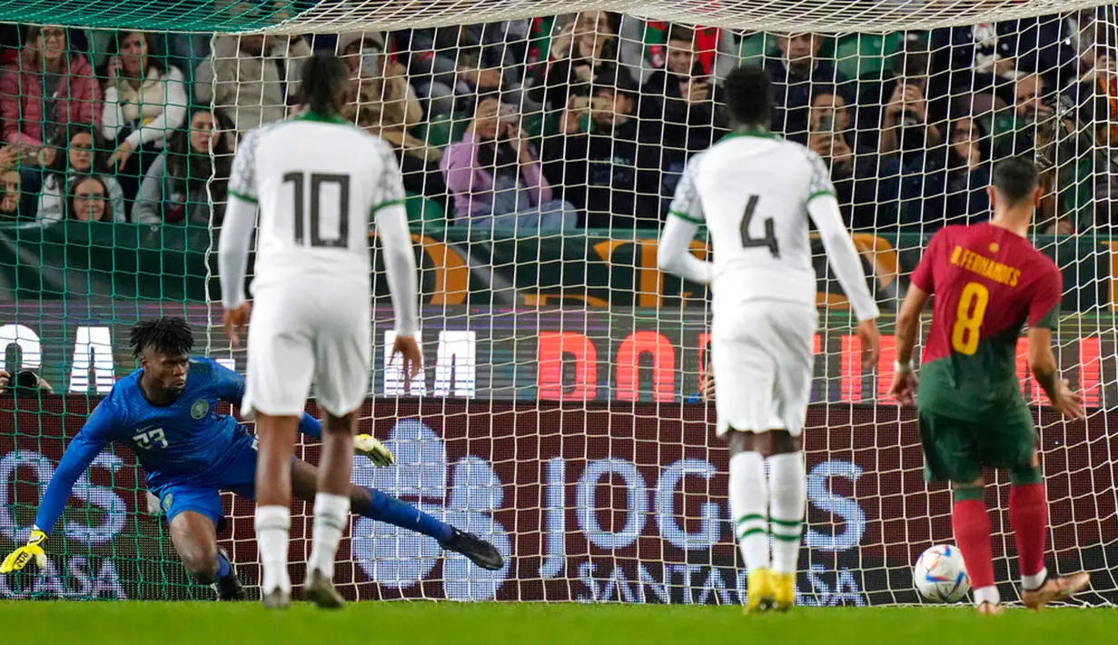 Pemain Portugal Bruno Fernandes (kanan) mencetak gol ke gawang  Nigeria melalui tendangan penalti pada pertandingan persahabatan di Stadion Jose Alvalade, Lisbon, Portugal, 17 November 2022. Portugal menghajar Nigeria dengan skor telak 4-0, mereka akan berangkat ke Qatar pada 18 November untuk Piala Dunia 2022. (AP Photo/Armando Franca)