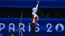 <p>Selebrasi Atlet panahan putri Indonesia, Diananda Choirunisa setelah mengalahkan wakil Amerika Serikat, Catalina Gnoriega pada babak 32 besar nomor individual putri Olimpiade Paris 2024 di Les Invalides Arena, Paris, Selasa (30/7/2024). Diananda Choirunisa menang 6-5. (Dok. NOC Indonesia/Naif Muhammad Al'as)</p>