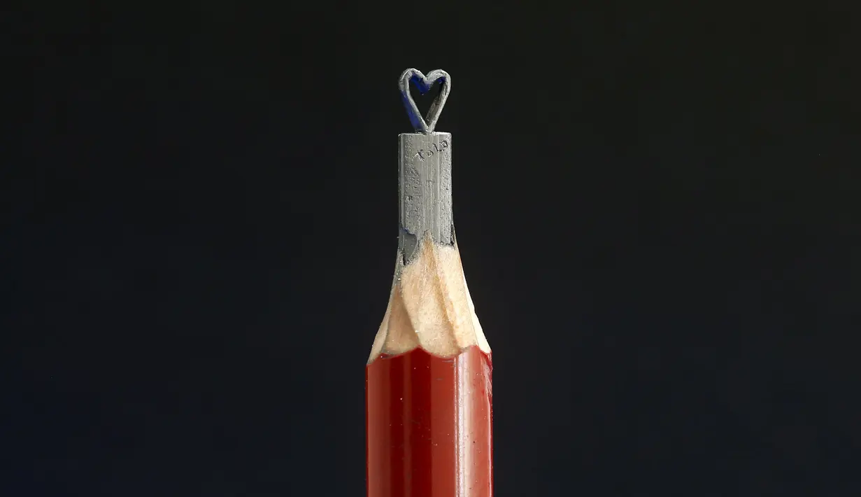 Ukiran dari ujung pensil berbentuk hati karya Jasenko Djordjevic di Tuzla, Bosnia dan Herzegovina, Selasa (26/4). Djordjevic memiliki keterampilan yang luar biasa ini secara otodidak. (REUTERS / Dado Ruvic)
