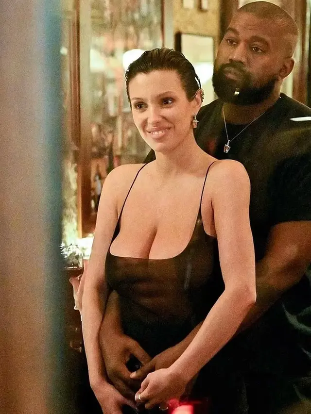 Istri Kanye West Bianca Censori Cuek Pakai Baju Transparan Tanpa Dalaman di Paris, Terancam Didenda Rp255 Juta