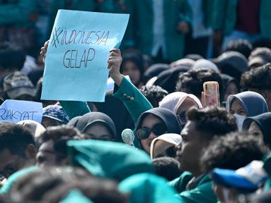 Mahasiswa menggelar unjuk rasa bertajuk Indonesia Gelap di depan gedung DPR Aceh di Banda Aceh pada Rabu 19 Februari 2025. (CHAIDEER MAHYUDDIN/AFP)