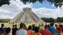 <p>Sejumlah turis mengunjungi Piramida Kukulcan di situs arkeologi Maya Chichen Itza di Negara Bagian Yucatan, Meksiko (13/2). Chichen Itza adalah suatu Situs Peradaban Maya di Meksiko pada abad 800 SM. (AFP Photo/Daniel Slim)</p>