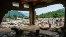 Operasi pencarian dan penyelamatan terhadap warga yang terjebak reruntuhan masih terus dilakukan. (Abdul MAJEED/AFP)
