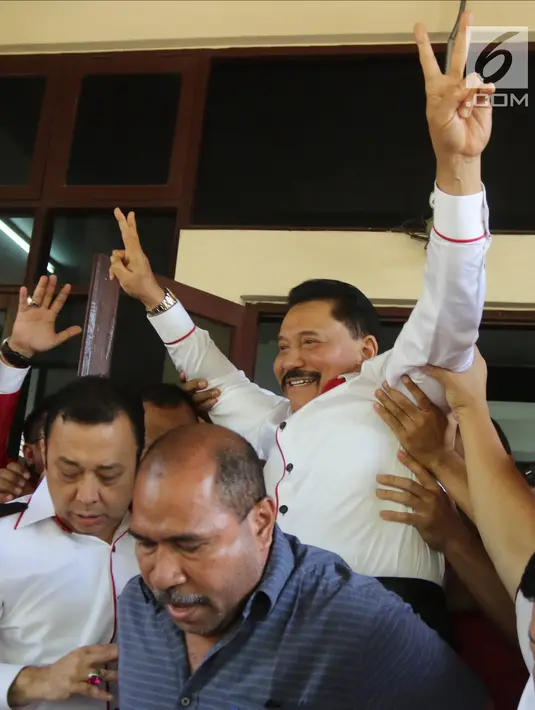 Ekspresi Ketua Umum Partai PKPI Hendropriyono usai mendengarkan pembacaan putusan di PTUN Jakarta, Rabu (11/4). Majelis hakim PTUN DKI Jakarta mengabulkan permohonan gugatan PKPI.  (Liputan6.com/Arya Manggala)
