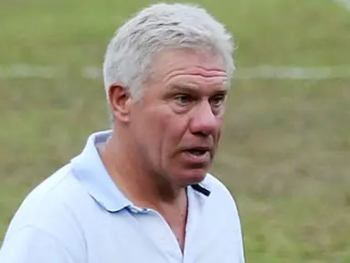 Pelatih baru Timnas Indonesia Wim Rijsbergen saat meninjau latihan perdana timnas senior di Lapangan PSSI, Jakarta, Jumat (15/7). Rijsbergen ditunjuk PSSI menggantikan Alfred Riedl. FOTO ANTARA/Puspa Perwitasari