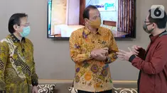 Marketing Director APG Agung Wirajaya (tengah), Assistant VP Marketing Kota Podomoro Tenjo Zaldy Wihardja (kiri), dan Direktur Eksekutif Indonesia Property Watch Ali Tranghanda (kanan) pada Webinar Virtual Proyek Agung Podomoro Group di Jakarta, Kamis (5/11/2020). (Liputan6.com/Fery Pradolo)
