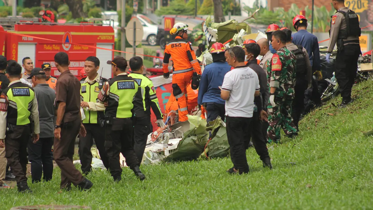 Evakuasi Pesawat Latih yang Jatuh di BSD Tangerang Selatan