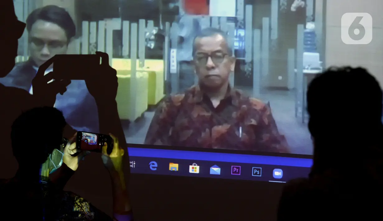 Layar memperlihatkan mantan Direktur Utama PT Garuda Indonesia Emirsyah Satar saat menjalai sidang tuntutan secara vidco, Gedung KPK, Jakarta, Kamis (23/4/2020). Emirsyah Satar menjalani sidang tuntutan dugaan suap pengadaan mesin Rolls-Royce PLC untuk Garuda Indonesia. (merdeka.com/Dwi Narwoko)