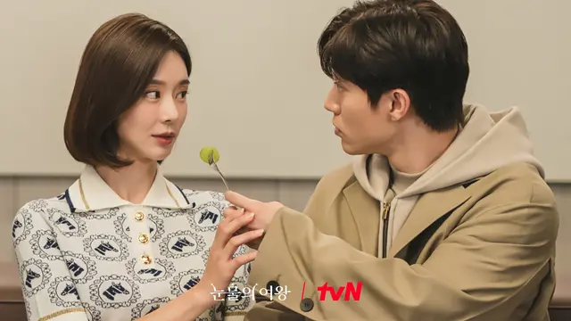 Lee Joo Bin dan Kwak Dong Yeon dalam drakor Queen of Tears. (tvN via Soompi)