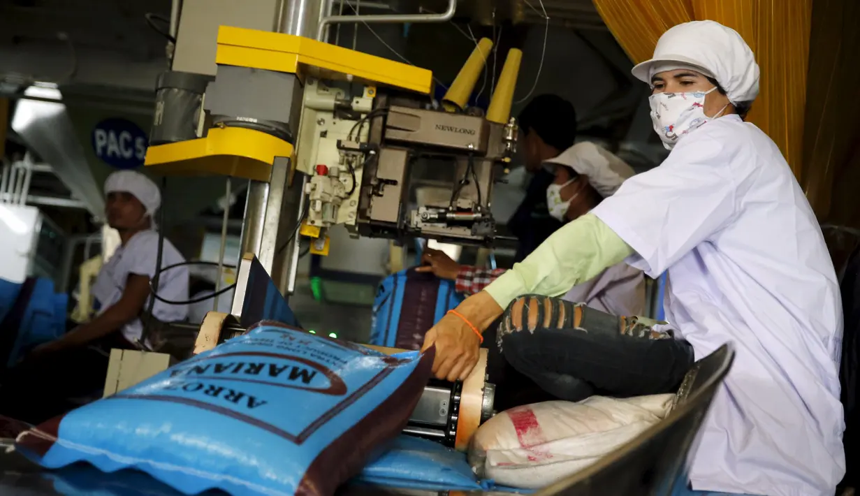 Pekerja menyiapkan paket beras di pabrik provinsi Chainat, Thailand (16/12/2015). Bulog menargetkan impor beras tahun ini sebesar 1,5 juta ton di mana 1 juta ton dari Vietnam dan 500.000 ton dari Thailand.(REUTERS / Jorge Silva)
