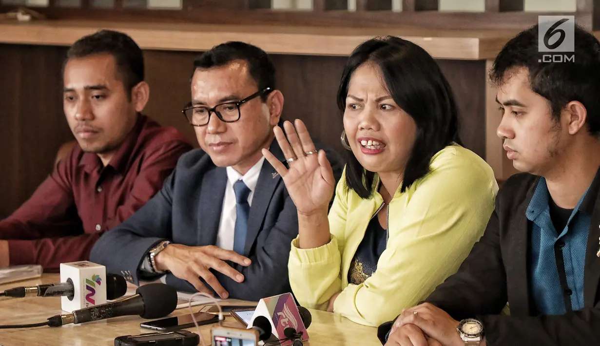 Artis Elly Sugigi beserta kuasa hukumnya, Arifin Harahap (dua kiri) memberi klarifikasi atas kasusnya dengan Tessa Mariska, Jakarta, Selasa (28/8). Menurut Arifin, Elly sudah membayar utangnya pada 1 Agustus 2018. (Liputan.com/Faizal Fanani)