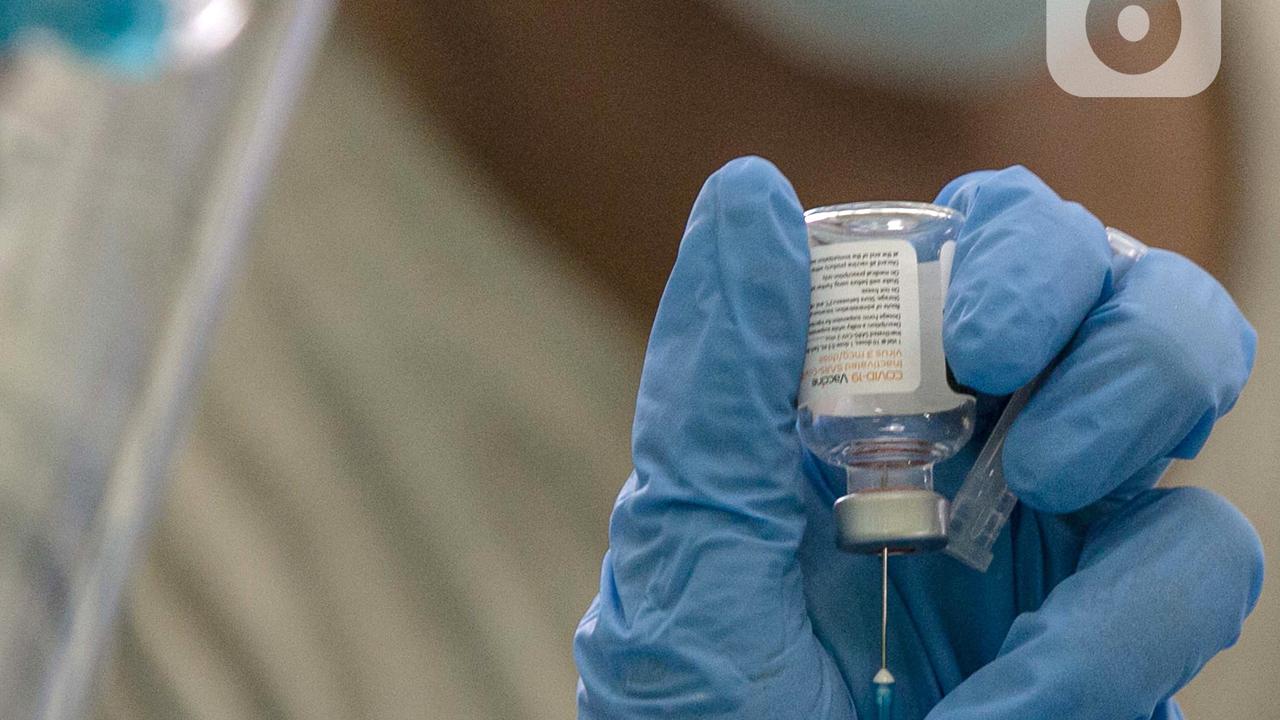 FOTO: Vaksinasi COVID-19 Pedagang Pasar Induk Kramat Jati