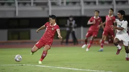 Timnas Indonesia U-20 sudah unggul 1-0 pada menit ke-11 melalui Hokky Caraka. Sepakan kaki kanannya usai menerima umpan Kakang Rudianto sempat membentur pemain belakang Timor Leste yang akhirnya mengecoh kiper Timor Leste yang mati langkah. (Bola.com/Ikhwan Yanuar)