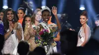 Miss Afrika Selatan, Zozibini Tunzi, melambaikan tangan seusai dinobatkan menjadi Miss Universe 2019 pada malam final di Tyler Perry Studios, Atlanta, Minggu (8/12/2019). Zozibini Tunzi, 26, dinobatkan menjadi Miss Universe 2019 menyisihkan 89 kontestan dari berbagai negara. (VALERIE MACON / AFP)