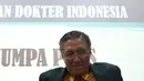 Ketua PB IDI Ilham Oetama Marsis usai memberi keterangan pers di kantor IDI, Jakarta, Senin (9/4). IDI justru memberikan rekomendasi agar pengobatan terapi 'Cuci otak' dokter Terawan dilakukan uji penilaiain. (Liputan6.com/JohanTallo)