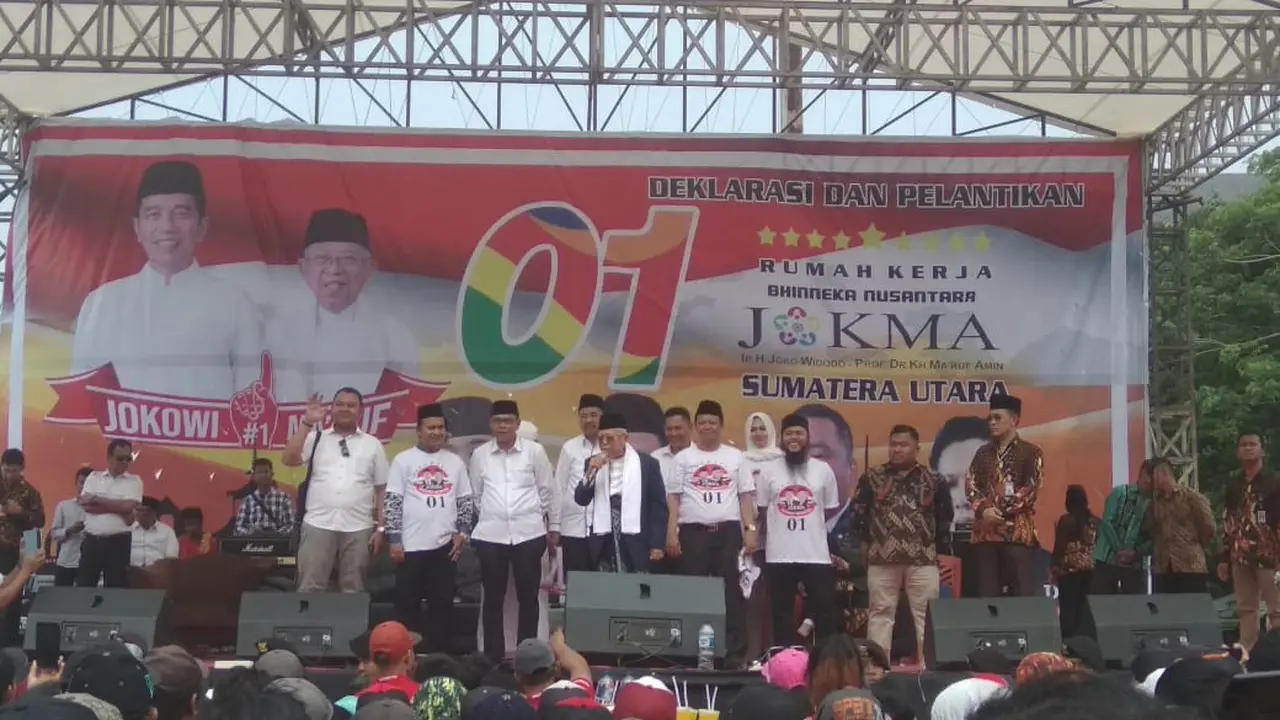 Calon Wakil Presiden Ma'ruf Amin saat menghadiri deklarasi dan pelantikan relawan Jokowi-Ma'ruf di Medan