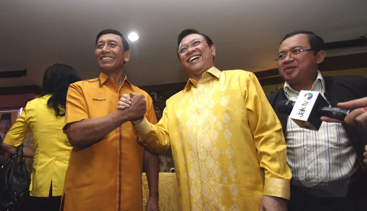 Ketua Umum Partai Hanura Wiranto (kedua dari kiri) bersalaman dengan Ketua Umum Partai Golkar Agung Laksono (kedua kanan) usai melakukan pertemuan di kantor DPP Partai Hanura, Jakarta, Jum'at (13/3/2015). (Liputan6.com/Andrian M Tunay)