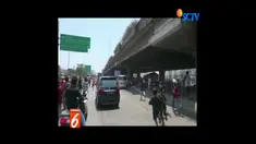 Tak hanya truk naas ini, truk-truk yang akan melintas di lokasi-pun menjadi sasaran amuk warga.