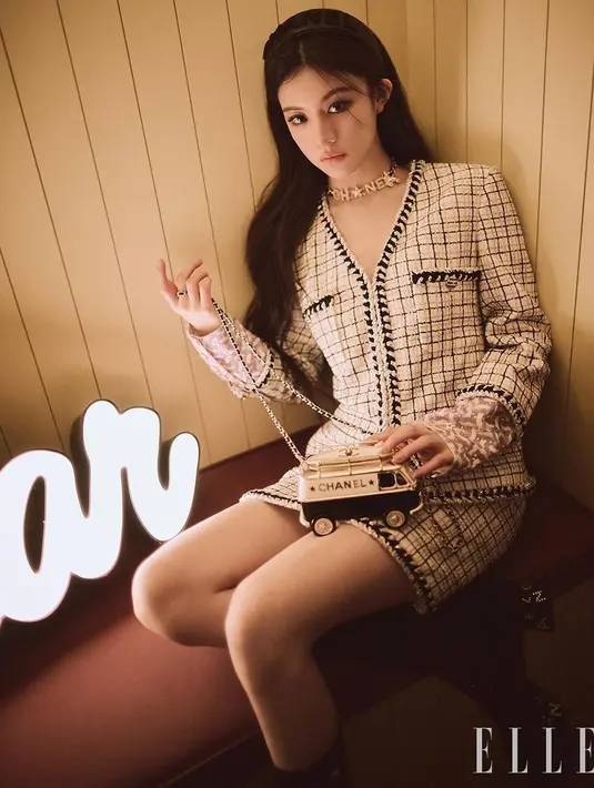 Di sebuah pemotretan, Go Yoon Jung menjelma jadi Human Chanel dengan set tweed blazer putih. Ia lengkapi tampilan bold-nya dengan kalung dan headpiece dan Chanel [@goyounjung]