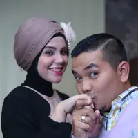 Bekti dan Indra akhirnya menggelar akad nikah pada 10 Oktober 2010 di Masjid Baitut-Tholibin, Kementrian Pendidikan Nasional, Jakarta Selatan. (Bintang.com/Repro: Nurwahyunan)