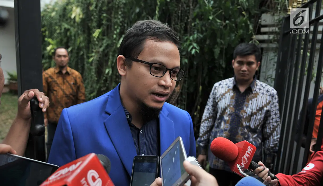 Wakil Ketua Umum Partai Amanat Nasional (PAN) Hanafi Rais memberi keterangan saat tiba di rumah Prabowo Subianto di Jakarta, Kamis (9/8). Sejumlah petinggi Gerindra dan PAN mulai berdatangan jelang deklarasi capres-cawapres. (Merdeka.com/Iqbal Nugroho)