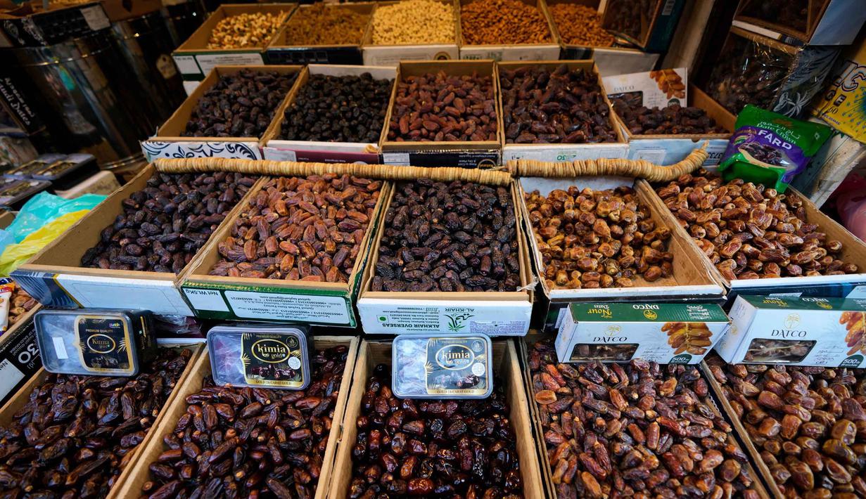 Buah kurma juga mengandung kalium dan magnesium yang penting untuk fungsi otot jantung dan menjaga tekanan darah tetap stabil. Tampak dalam foto, kurma dan buah-buahan kering dipajang untuk dijual menjelang bulan suci Ramadan di sebuah pasar di Srinagar, Kashmir, Rabu 18 Februari 2026. (AP Photo/Mukhtar Khan)