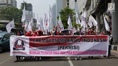 Gerakan Perempuan Milenial Indonesia (Permisi) membentangkan spanduk saat menggelar aksi di Gedung Bawaslu, Jakarta, Rabu (12/9).  Mereka meminta Bawaslu turun tangan menyetop politisasi emak-emak di Pilpres 2019. (Merdeka.com/Imam Buhori)