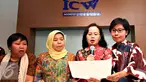 Anggota Pansel Capim KPK Betty Alisjahbana (kedua kanan) didampingi Anis Hidayah, Lelyana Santosa, Tri Mumpuni menyampaikan pernyataan sikap kriminalisasi terhadap Bambang Widjojanto di ICW, Jakarta, Senin (12/10/2015). (Liputan6.com/Immanuel Antonius)