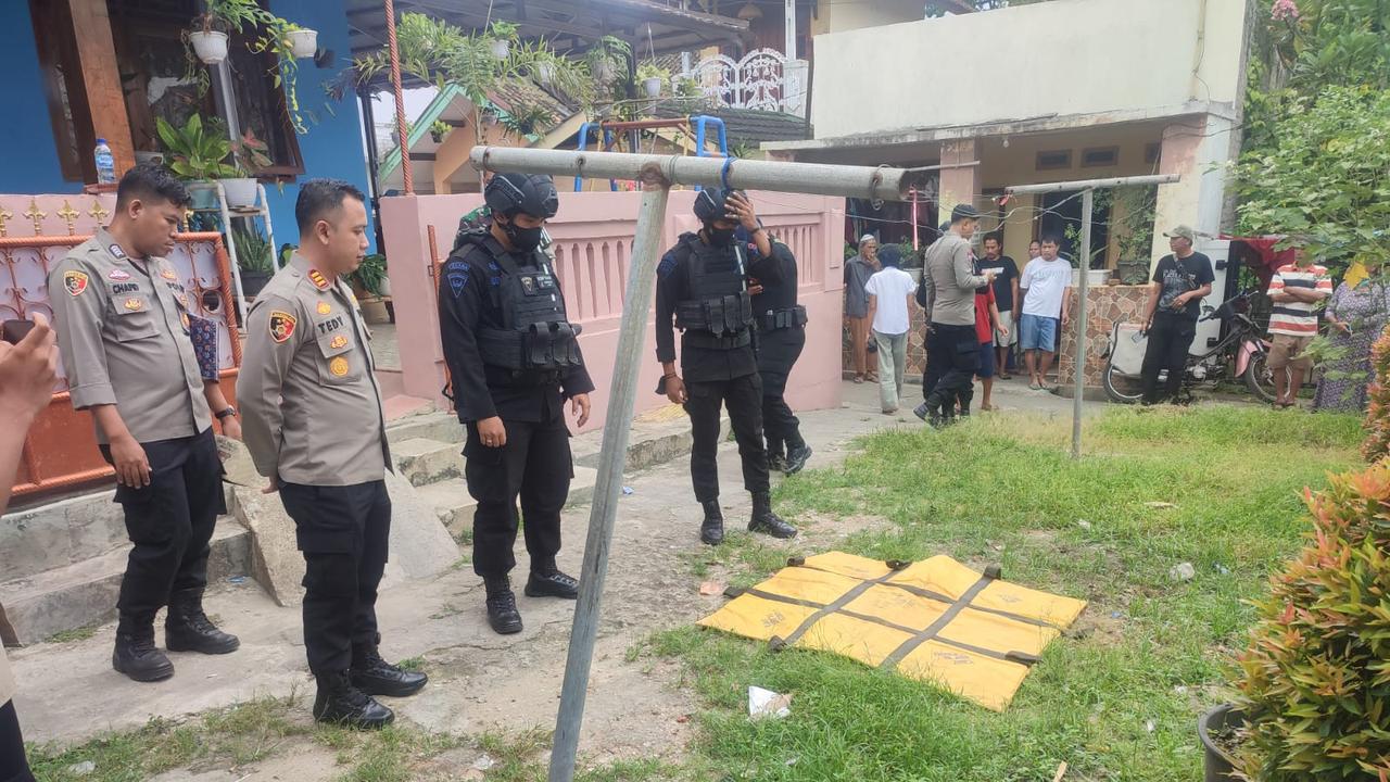 Polisi Bersiap Mengevakuasi Mortir. (Dokumentasi Polresta Serkot).