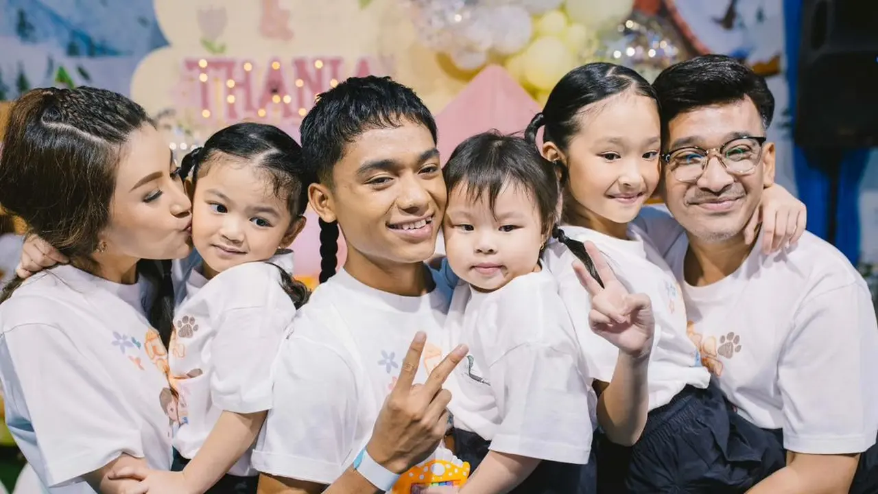 Potret keluarga Sarwendah dan Ruben Onsu sebelum gugatan cerai dilayangkan (Sumber: Instagram/@sarwendah29)