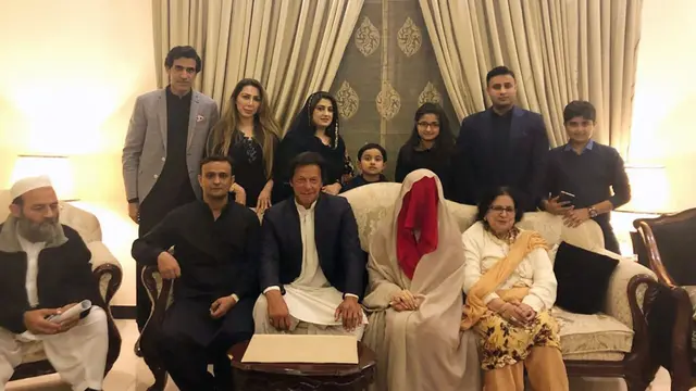 Imran Khan (tengah) berpose untuk foto bersama istri barunya Bushra Wattoo/Bibi (kedua kanan) bersama kerabatnya saat upacara pernikahan di Lahore. ( AFP)