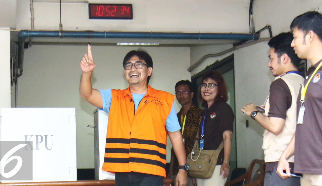 Andi Zulkarnaen Malarangeng (Choel) menununjukan jarinya usai menyoblos di TPS 19 Kelurahan Karet (khusus), di Gedung KPK, Jakarta, Rabu (15/2). Mengenakan rompi oranye, mereka tampak bersemangat menyalurkan hak pilihnya. (Liputan6.com/Helmi Affandi)