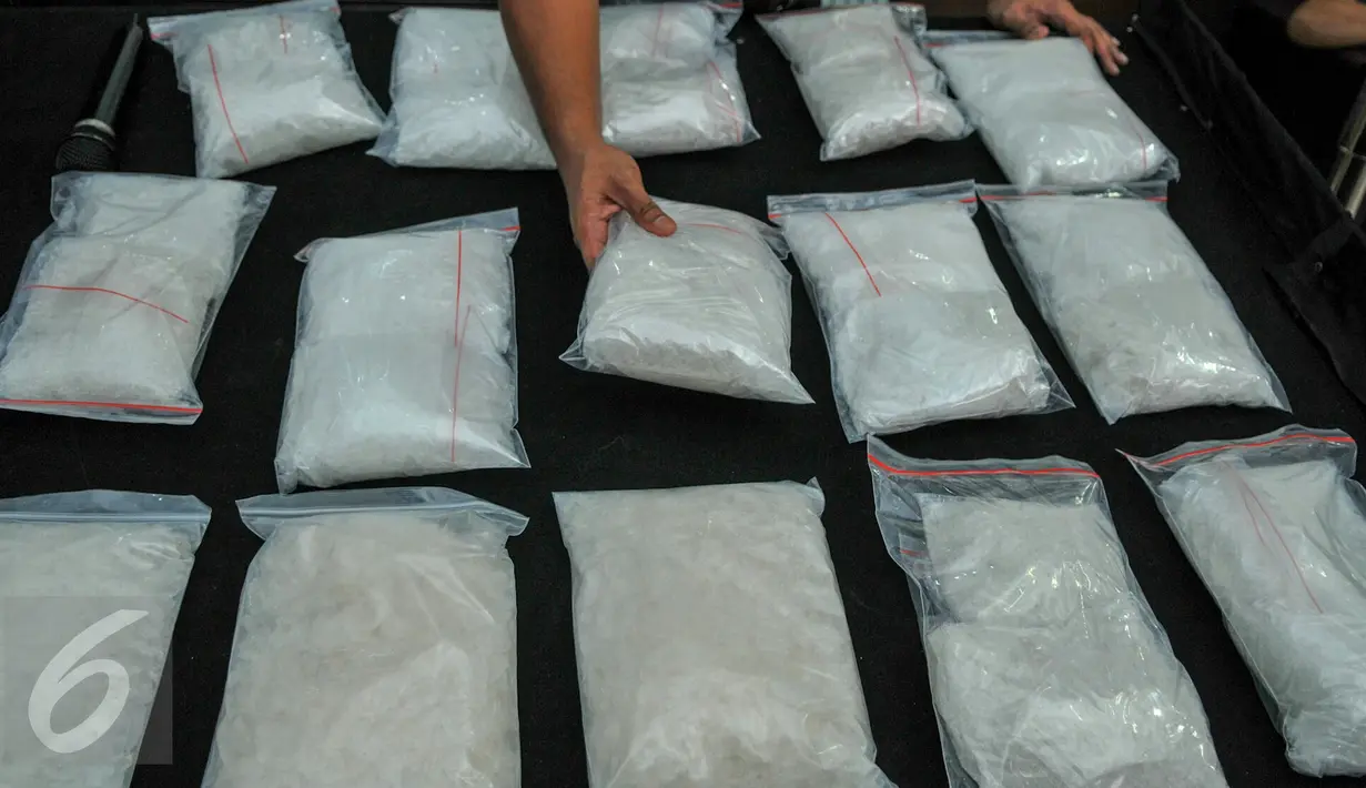 Petugas Dirtipid Narkotika Polri menata barang bukti saat rilis pengungkapan jaringan sabu di kantor Bareskrim Narkotika, Jakarta, Rabu (13/4). Polisi mengamankan 4 orang tersangka dengan barang bukti 15kg sabu. (Liputan6.com/Yoppy Renato)