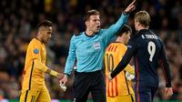 Penyerang Atletico Madrid, Fernando Torres (kanan), diusir wasit Felix Brych setelah menerima kartu kuning kedua melawan Barcelona di Camp Nou, Barcelona, Selasa (5/4/2016). (AFP/Josep Lago)