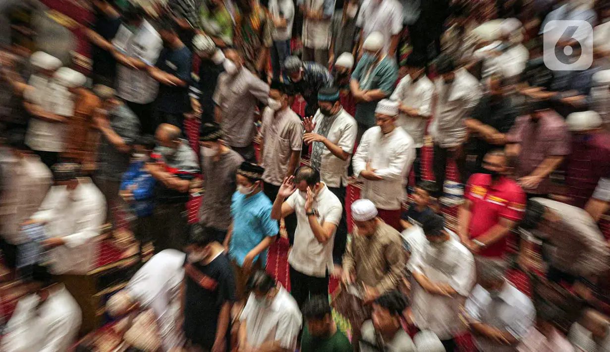 <p>Umat muslim melaksanakan sholat Jumat terakhir pada Ramadhan 1443 H di Masjid Istiqlal, Jakarta, Jumat (29/4/2021). Berdasarkan hisab, Hari Raya Idul Fitri jatuh pada 2 Mei 2022 sementara pelaksanaan rukyatul hilal (melihat posisi bulan) akan dilakukan sehari sebelumnya. (Liputan6.com/Faizal Fanani)</p>