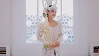 Dalam unggahan di akun Instagram, Dinda Kirana tampak melangsungkan 'pernikahan' dengan Jonathan Frizzy. Dirinya tampil begitu anggun dengan kebaya putih. (Liputan6.com/IG/@dindakirana.s)