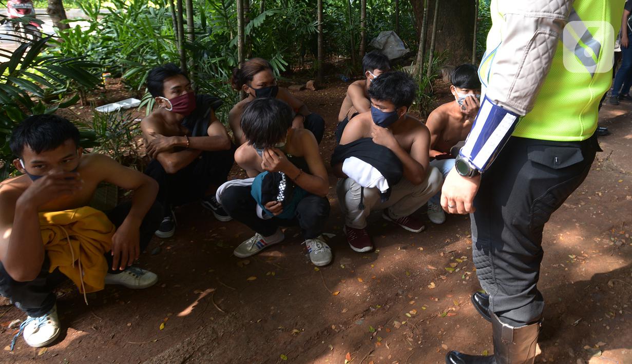 Petugas kepolisian mengamankan sejumlah orang yang diduga akan melakukan unjuk rasa di Kawasan Senayan, Jakarta, Kamis (8/10/2020). Mereka diduga hendak unjuk rasa menolak Undang-Undang Omnibuslaw Cipta Kerja di Gedung DPR. (merdeka.com/Imam Buhori)
