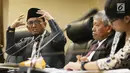 Ekspresi Dahnil Anzar Simanjuntak (kiri) saat memberi penjelasan dalam diskusi publik di kantor staff presiden, Jakarta, Kamis (7/9). Dalam kesempatan itu, Dahnil Anzar menyarankan agar pejabat dan politisi belajar Pancasila. (Liputan6.com/Angga Yuniar)
