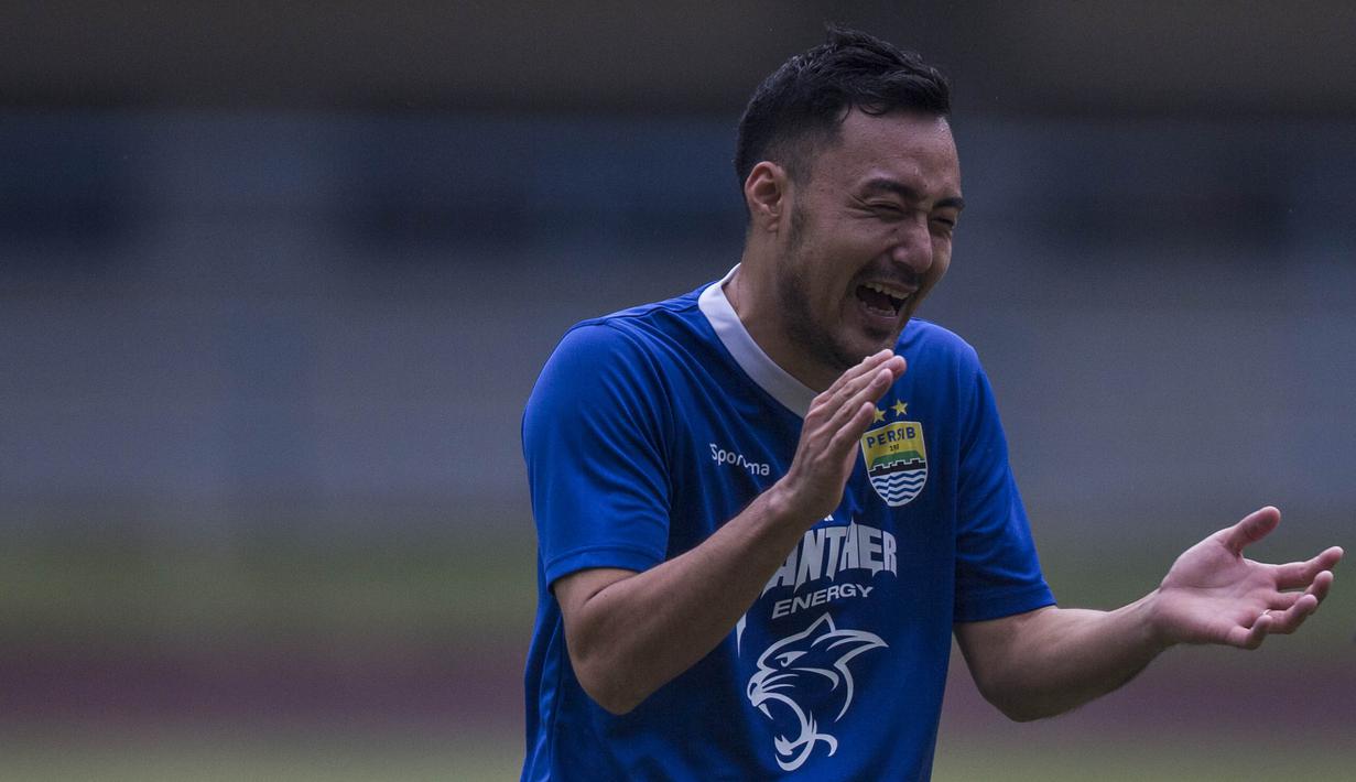 Gelandang Persib, Shohei Matsunaga, bertepuk tangan saat latihan di Stadion GBLA, Jawa Barat, Kamis (20/7/2017). Persib bersiap menghadapi Persija pada laga Liga 1. (Bola.com/Vitalis Yogi Trisna)